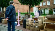 Hella sieht wie ihre M&ouml;bel vor dem Haus stehen, pl&ouml;tzlich ist Johannes da und hilft.