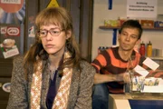 Lisa (Alexandra Neldel, l.) hat in Davids Auftrag beim Juwelier ein Päckchen abgeholt und erzählt ihrem Freund Jürgen (Oliver Bokern, r.) davon. Der stachelt sie dazu an, sich den Inhalt der Schmuckschatulle doch mal anzuschauen ... Lisa (Alexandra Neldel, l.) hat in Davids Auftrag beim Juwelier ein Päckchen abgeholt und erzählt ihrem Freund Jürgen (Oliver Bokern, r.) davon. Der stachelt sie dazu an, sich den Inhalt der Schmuckschatulle doch mal anzuschauen ...