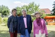 Fritz Fuchs (Guido Hammesfahr, l.), Nachbar Paschulke (Helmut Krauss, M.) und Mutti Kluthe (Margot Nagel, r.) staunen nicht schlecht, als sie merken, was hinter der Fliegenplage stecken könnte. Fritz Fuchs (Guido Hammesfahr, l.), Nachbar Paschulke (Helmut Krauss, M.) und Mutti Kluthe (Margot Nagel, r.) staunen nicht schlecht, als sie merken, was hinter der Fliegenplage stecken könnte.