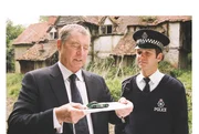 Inspector Barnaby (John Nettles, l.) und Constable Jones (Jason Hughes, r.) sichern ein Indiz am Mordschauplatz, ein altes Modellauto. Inspector Barnaby (John Nettles, l.) und Constable Jones (Jason Hughes, r.) sichern ein Indiz am Mordschauplatz, ein altes Modellauto.