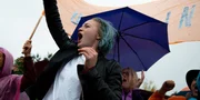 Lisa (Sarah Mahita) feuert bei einem Turnier ihre Wasserballmannschaft mit Sali im Tor an.