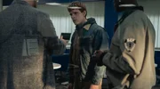 Olly (Finn Bennett, Mitte) erfährt, dass seine Frau in Gefahr ist. Olly (Finn Bennett, Mitte) erfährt, dass seine Frau in Gefahr ist.