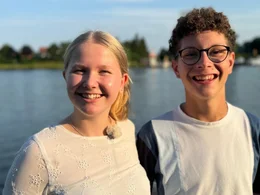 Eva und Fritz aus Sehestedt kennen sich seit dem Kindergarten, der Kanal teilt ihre Stadt.