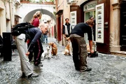 Regisseurin Barbara Fally-Pusk&aacute;s mit Hundetrainern und Hunden (v.l.n.r.): "Malocchio", "Leopardi", "Capo", "Chiara" und "Bartolo".