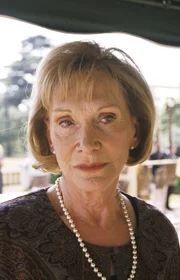Lady Annabelle (Sian Phillips) trauert um ihren Ex-Ehemann. Lady Annabelle (Sian Phillips) trauert um ihren Ex-Ehemann.