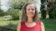 Hinter den Hecken Lebendiger Totholz-Garten Staffel 7 Folge 5 Totholz lebt: Davon kann man sich in Rosmarie Champions Naturgarten in Hochwald SO überzeugen. 2024 Copyright: SRF Hinter den Hecken Lebendiger Totholz-Garten Staffel 7 Folge 5 Totholz lebt: Davon kann man sich in Rosmarie Champions Naturgarten in Hochwald SO überzeugen. 2024 Copyright: SRF