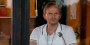 Stets den kritischen Blick auf das Becken und die Einhaltung der Vorschriften gerichtet: Schwimmmeister Karl Kruse (Milan Peschel). Enten nicht erw&uuml;nscht!