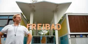 K&ouml;nigreich f&uuml;r den Sommer: Schwimmmeister Karl Kruse (Milan Peschel) vor dem Eingang seines Freibads, wo er als "Beckenrand Sheriff" herrscht.