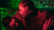 Amber (Izuka Hoyle) ist verzweifelt und versucht, Tibor (Tahar Rahim) zu helfen. Amber (Izuka Hoyle) ist verzweifelt und versucht, Tibor (Tahar Rahim) zu helfen.