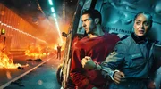 Die Justizbeamtin Amber Todd (Izuka Hoyle, re.) und der Kronzeuge Tibor Stone (Tahar Rahim) sind mit Handschellen aneinandergekettet auf der Flucht. Die Justizbeamtin Amber Todd (Izuka Hoyle, re.) und der Kronzeuge Tibor Stone (Tahar Rahim) sind mit Handschellen aneinandergekettet auf der Flucht.