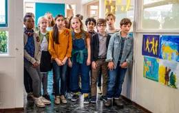 Aufgeregt beobachtet die Klasse ihren Lehrer Herrn Kees, der in ihrem Auftrag die Schuldirektorin zum bevorstehenden Fest befragt. Sie bef&uuml;rchten, dass sie beim Schulball Standardt&auml;nze tanzen m&uuml;ssen.