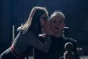 Clarissa (Kitty Slack) hat eine wichtige Nachricht für Frau Harschmann (Raquel Cassidy). So wichtig, dass Frau Harschmann den Debatten-Wettstreit nicht weiter verfolgen kann, weil sie nach den beiden jüngsten nicht-magischen Zauberschülerinnen - Izzy John und Azura Mond - schauen muss. Clarissa (Kitty Slack) hat eine wichtige Nachricht für Frau Harschmann (Raquel Cassidy). So wichtig, dass Frau Harschmann den Debatten-Wettstreit nicht weiter verfolgen kann, weil sie nach den beiden jüngsten nicht-magischen Zauberschülerinnen - Izzy John und Azura Mond - schauen muss.