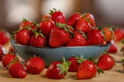 W&auml;hrend heimische Erdbeerbetriebe seit Jahren durch steigende Produktionskosten und unbest&auml;ndiges Wetter unter Druck stehen, &uuml;berschwemmen billig produzierte Erdbeeren den Markt.