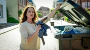 Beate (Natalia W&ouml;rner) entsorgt die Tatwaffe in einer M&uuml;lltonne.