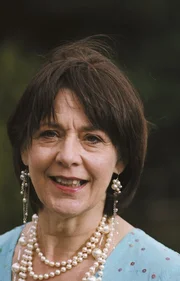 Lucinda (Sheila Ruskin), geschiedene Butler, wird bald nicht mehr viel zu lachen haben. Lucinda (Sheila Ruskin), geschiedene Butler, wird bald nicht mehr viel zu lachen haben.