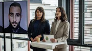Polizeichefin Ebba St&aring;hl (Nina Zanjani, r.) und Alex (Jennie Silfverhjelm, l.) informieren die beteiligten Einheiten &uuml;ber die Gro&szlig;fahndung nach dem Mord im Bandenmilieu.