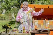 Nachbar Paschulke (Helmut Krauss) weiß nicht mehr weiter. Überall in seinem Garten wimmelt es nur so von Fliegen. Mit Fliegenklatsche und Giftspray ausgerüstet, versucht er seine Kaffeetafel zu retten. Nachbar Paschulke (Helmut Krauss) weiß nicht mehr weiter. Überall in seinem Garten wimmelt es nur so von Fliegen. Mit Fliegenklatsche und Giftspray ausgerüstet, versucht er seine Kaffeetafel zu retten.