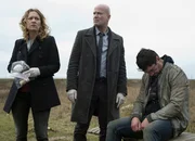 Die Kommissare und der Tote an der Bushaltestelle, v.li.: Anna Blomeier als Esther Rubens, Christian Berkel als Bruno Schumann, Markus Beyer als Markus Brenner