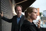 Silvia (Tanja Schleiff, r.) reagiert schockiert auf die Nachricht vom Tod ihrer Freundin. (Hier mit Joe (Ulrich Noethen, l.)).