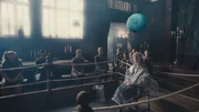 Esthers (Jenny Richardson, r.) Argumente in der dritten Runde des Debatten-Wettstreits überzeugen den "Zauberball", gefüllt mit schleimigen Substanzen, nicht. Unter den Zuschauern sitzen Maude (Megan Hughes, l.) und Frau Drill (Shauna Shim, 2.v.l.), beide verfolgen den spannenden Verlauf. Esthers (Jenny Richardson, r.) Argumente in der dritten Runde des Debatten-Wettstreits überzeugen den "Zauberball", gefüllt mit schleimigen Substanzen, nicht. Unter den Zuschauern sitzen Maude (Megan Hughes, l.) und Frau Drill (Shauna Shim, 2.v.l.), beide verfolgen den spannenden Verlauf.