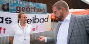 Bauunternehmer Albert Dengler (Sebastian Bezzel, r.) scheitert mit seinem Erpressungsversuch an Schwimmmeister Karl Kruse (Milan Peschel, l.).