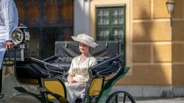 Die Prinzessin nutzt den sonnigen Tag f&uuml;r eine Kutschfahrt.