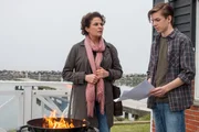 Hella Christensen (Barbara Auer) mit Sohn Sven (Nick J. Schuck), der seine Schulhefte verbrennt.