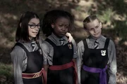 Die drei Freundinnen Clarissa (Kitty Slack, l.), Bea (Ynez Williams, M.) und Sybille (Trixie Hyde, r.) haben auf dem Weg zum Kristallsee wieder zueinandergefunden. Da sie zuvor zerstritten waren, hatten sie sich unabh&auml;ngig von einander auf den Weg zum See gemacht, um die angeblich hilfsbereite Jessica Nieswurz zu treffen.