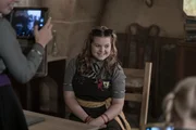 Maude (Megan Hughes) hat sich ziemlich verändert. Felicitas hat sie mit einem Coolnesstrank besprüht, der nicht nur Maudes Äußeres verwandelt hat. Maude (Megan Hughes) hat sich ziemlich verändert. Felicitas hat sie mit einem Coolnesstrank besprüht, der nicht nur Maudes Äußeres verwandelt hat.