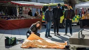 Nach dem Mord an Awa Jallow nehmen Alex (Jennie Silfverhjelm, l.), Vilhelm (Valter Skarsg&aring;rd, 2.v.r.) und Josef (Martin Wallstr&ouml;m, r.) den Tatort unter die Lupe. Unterst&uuml;tzt werden sie von ihrer Kollegin Sabina Mirembe (Doreen Ndagire, 2.v.l.) aus dem Dezernat f&uuml;r Gewaltverbrechen.