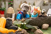 Buffo (Ulli Voland), Ella (Anna Menzel) und Rudi (Lennart Morgenstern) staunen: Grete (Viviane Podlich) steckt in ihrem Schwimmreifen und im Maulwurfsh&uuml;gel fest!