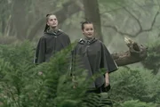 Esther (Jenny Richardson, l.) will unbedingt das Natur-Freundin-Abzeichen gewinnen, doch sie hasst die Natur. Darum hofft sie auf die Hilfe von Felicitas (Dagny Rollins, r.), die eine gr&uuml;ne Hexe ist und der Natur sehr Nahe steht.