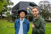 Unternehmer Simon Schäfer (l.) mit Psychologe Leon Windscheid (r.). Unternehmer Simon Schäfer (l.) mit Psychologe Leon Windscheid (r.).