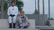 Casper (Buddy Vedder) tröstet Nima (Marije Zuurveld), die wegen ihres Interviews mit Isimo enttäuscht ist. Casper (Buddy Vedder) tröstet Nima (Marije Zuurveld), die wegen ihres Interviews mit Isimo enttäuscht ist.