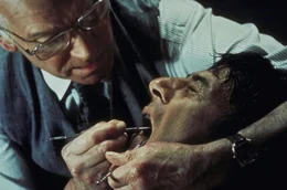 Nazi-Zahnarzt Dr. Szell (Sir Laurence Olivier) foltert Babe (Dustin Hoffman) auf dem Dentistenstuhl, um etwas zu erfahren, was Babe nicht wei&szlig; ...