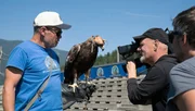 Falkner Franz Sch&uuml;ttelkopf (l.) pr&auml;sentiert einen seiner Adler auf Burg Landskron.