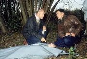 Gerichtsmediziner Dr. Duhler (Klaus Schindler, li.) teilt Kommissar Bonhoff (Wolfgang Krewe) die ersten Untersuchungsergebnisse mit. Gerichtsmediziner Dr. Duhler (Klaus Schindler, li.) teilt Kommissar Bonhoff (Wolfgang Krewe) die ersten Untersuchungsergebnisse mit.