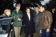 Am Tatort versuchen sich Bonhoff (Wolfgang Krewe, re.), Kehler (Wolfgang Bathke) und Staatsanwalt Kampen (Axel Pape) ein erstes Bild von dem Verbrechen zu machen und sprechen mit den Beamten Rohde (Anne Kasprik) und Lochow (Norbert Stöß), die die Leiche gefunden haben. Am Tatort versuchen sich Bonhoff (Wolfgang Krewe, re.), Kehler (Wolfgang Bathke) und Staatsanwalt Kampen (Axel Pape) ein erstes Bild von dem Verbrechen zu machen und sprechen mit den Beamten Rohde (Anne Kasprik) und Lochow (Norbert Stöß), die die Leiche gefunden haben.