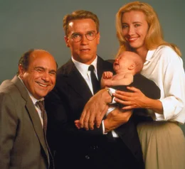 Die Kollegen Dr. Alexander Hesse (Arnold Schwarzenegger, M.), Dr. Larry Arbogast (Danny DeVito, l.) und die Eizellenspenderin Dr. Diana Reddin (Emma Thompson, r.) freuen sich &uuml;ber das gelungene Experiment ...
