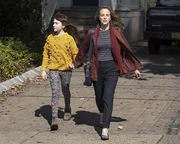 Piper (Alexa Swinton, l.); Emily (Maria Dizzia, r.) Piper (Alexa Swinton, l.); Emily (Maria Dizzia, r.)