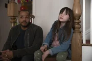 Alex Evans (Donald Faison, l.); Piper (Alexa Swinton, r.)