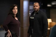 Jo Evans (Allison Tolman, l.); Alex Evans (Donald Faison, r.)