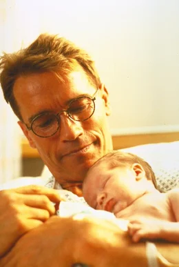 Nachdem er sich selbst k&uuml;nstlich befruchten hat, entscheidet sich Doktor Hesse (Arnold Schwarzenegger), das Baby auch auszutragen ...