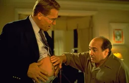 K&ouml;nnen nicht fassen, dass ihr Experiment tats&auml;chlich gegl&uuml;ckt ist: Dr. Hesse (Arnold Schwarzenegger, l.) und Dr. Arbogast (Danny DeVito, r.) ...