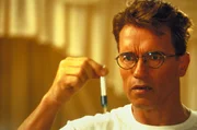 Setzt sich eine befruchtete Eizelle in die eigene Bauchh&ouml;hle ein: Doktor Alexander Hesse (Arnold Schwarzenegger) ...