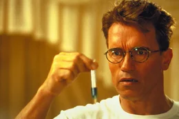 Setzt sich eine befruchtete Eizelle in die eigene Bauchh&ouml;hle ein: Doktor Alexander Hesse (Arnold Schwarzenegger) ...