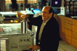 Als die Forschungsgelder f&uuml;r eine Pille, die eine sanftere Geburt erm&ouml;glichen soll, gek&uuml;rzt werden, hat Dr. Larry Arbogast (Danny DeVito) die rettende Idee. Er bittet seinen Kollegen zum Selbstversuch ...