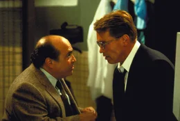 Der Genforscher Dr. Hesse (Arnold Schwarzenegger, r.) hat eine Wunderdroge entwickelt, die sichere Schwangerschaften gew&auml;hrleisten soll. Unter Beihilfe des Gyn&auml;kologen Arbogast (Danny DeVito, l.) will er das Pr&auml;parat an sich selbst testen ...