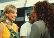 Nichtsahnend holt Kimmy (Cameron Diaz, l.), die Verlobte von Michael O'Neal, seine beste Freundin Julianne (Julia Roberts, r.) vom Flughafen ab ...