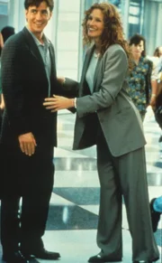 Scheinbar unger&uuml;hrt reist Julianne (Julia Roberts, r.) zu der Hochzeit ihrer verflossenen Liebe Michael (Dermont Mulroney, l.). Doch insgeheim schmiedet sie eifrig Pl&auml;ne, diese zu verhindern ...